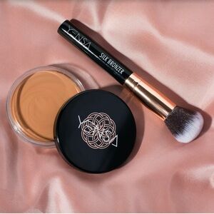 YENSA 
SKIN ON SKIN BLUSH + BRONZER
BLENDING BRUSH, NEW IN BOX